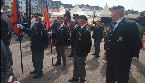 Wapenbroeders bij Vlaggenparade tijdens Koningsdag in Maastricht