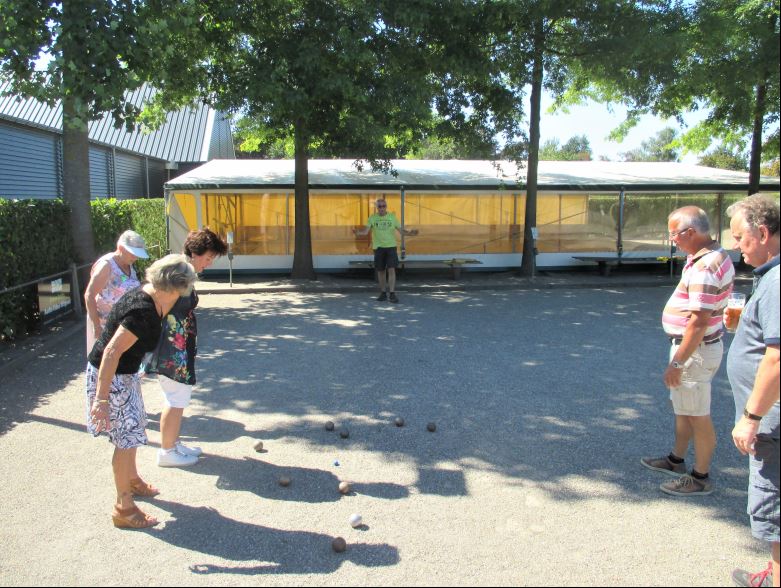 Afdeling Midden-Brabant speelt jeu de boules en geniet van BBQ.