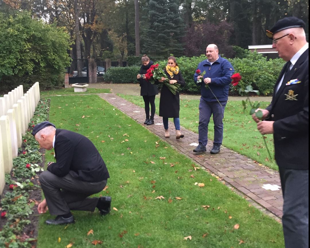 76 rozen bij graven geallieerde militairen in Tilburg.