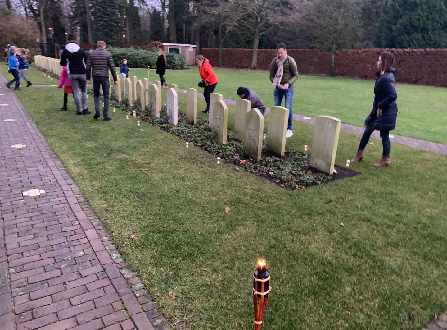 Lichtjesavond op Kerstavond militaire graven Ereveld Gilzerbaan Tilburg
