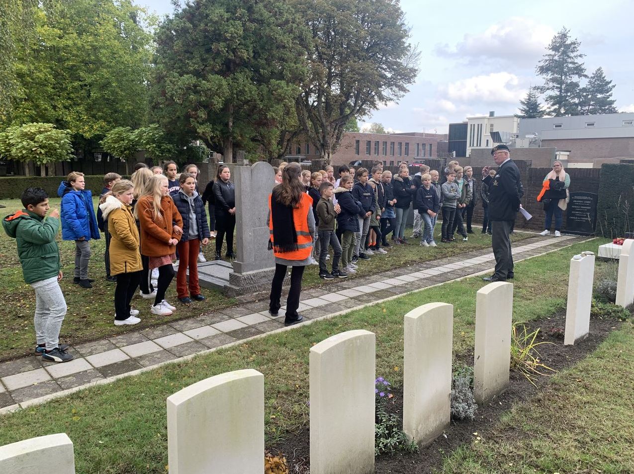 Voorlichting BS De Bron op begraafplaats in Goirle