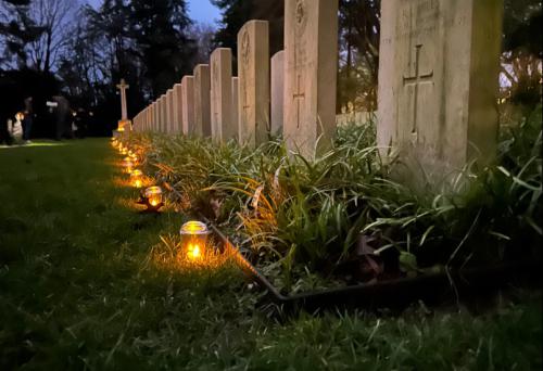Lichtjesavond bij graven geallieerde militairen in Tilburg en Goirle