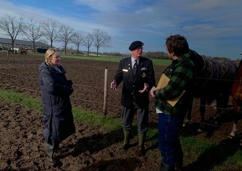 Voorzitter Afd. Midden-Brabant leidt kleinzoon rond op crashplaats vliegtuig van zijn grootvader