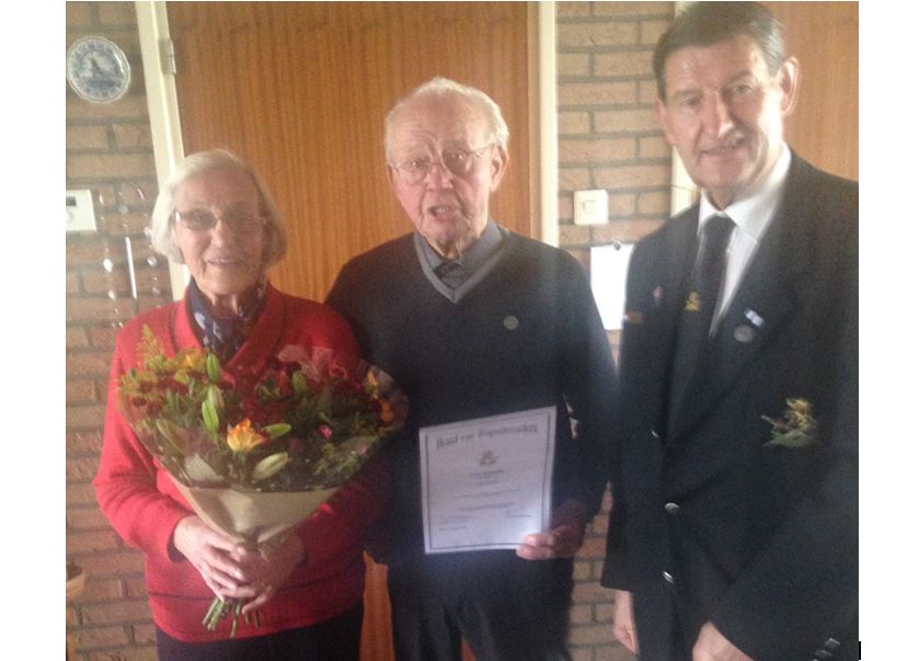 Draaginsigne Wapenbroeders 35 jaar voor dhr. Geuns Afdeling Ospel