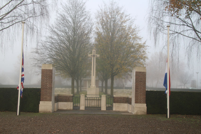 Remembrance Day 2020: vlaggen op Britse Militaire begraafplaats Nederweert