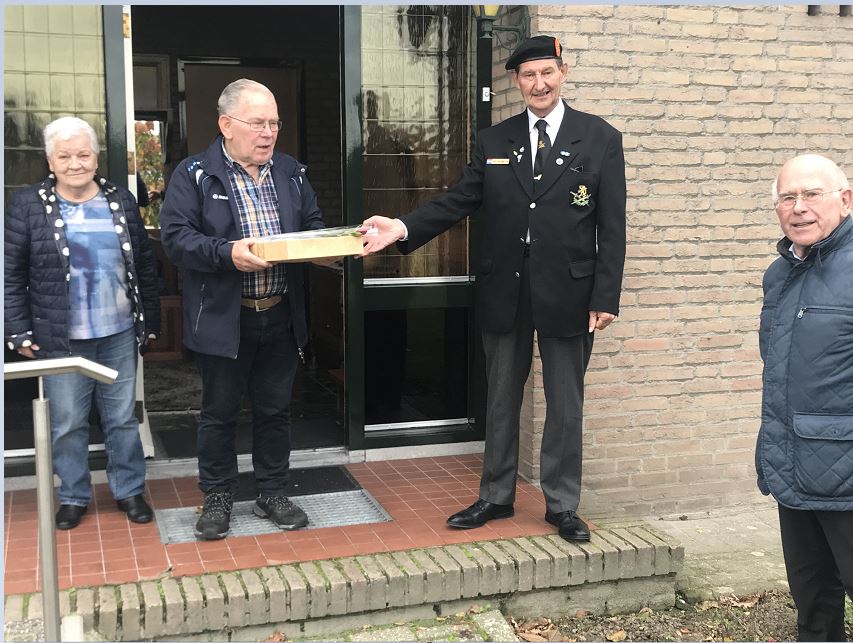 Rozen en Limburgse vlaai voor alle leden / donateurs Afd. Ospel