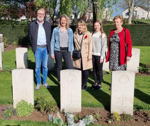 Emotioneel bezoek aan Brits graf in Nederweert