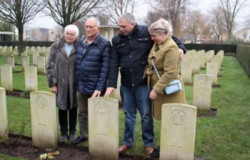 Zoektocht naar vader eindigt op Britse begraafplaats in Nederweert