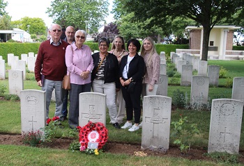 Emotioneel bezoek aan Brits graf in Nederweert