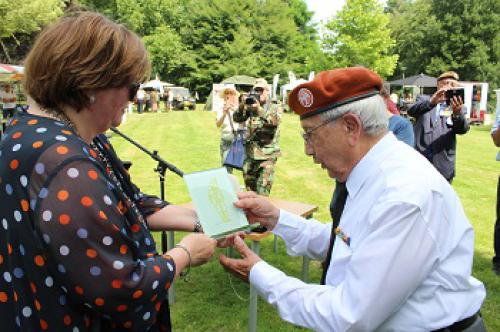 Edwin Jacobsz ontvangt Roermondse onderscheiding