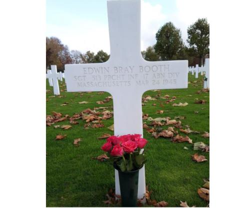 Bloemlegging bij graf Edwin Bray Booth in Margraten 