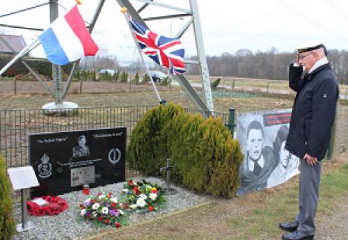 Bloemlegging bij monument voor Lance Corporal Henry Eric Harden